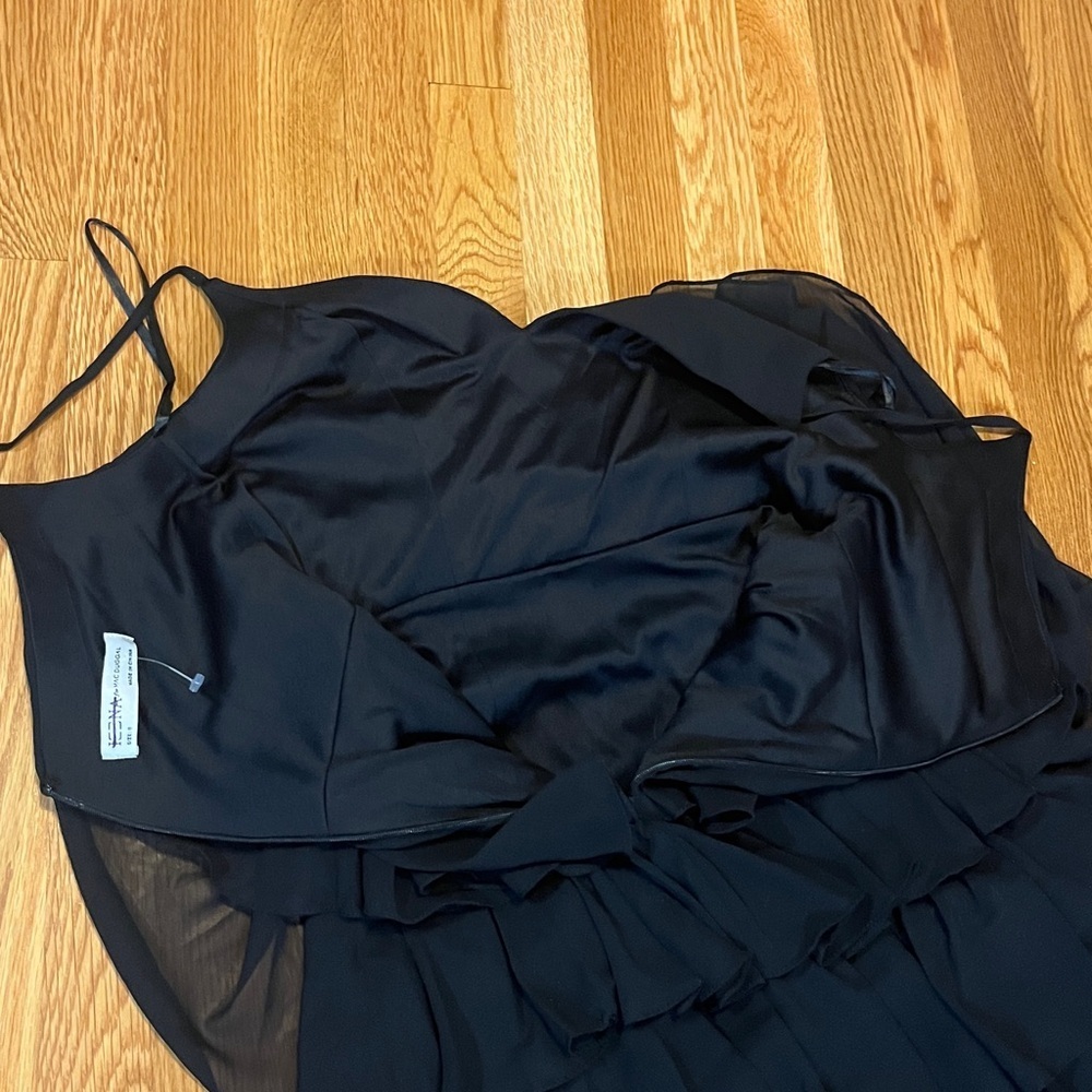 Mac Duggal Black V-Neck Gown with Ruffled Skirt Size 8 NWOT - Picture 12 of 17